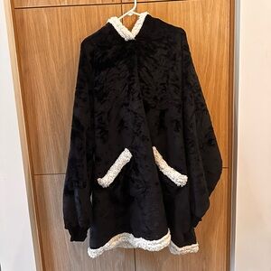 Bedsure Essentials Short Sherpa Wearable Blanket